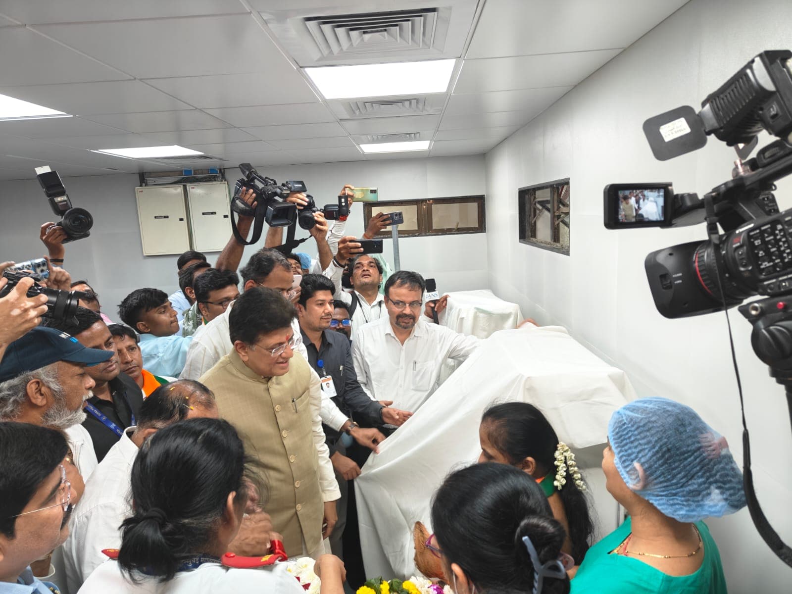 Minister Piyush Goyal unveiling Panakeia workstation