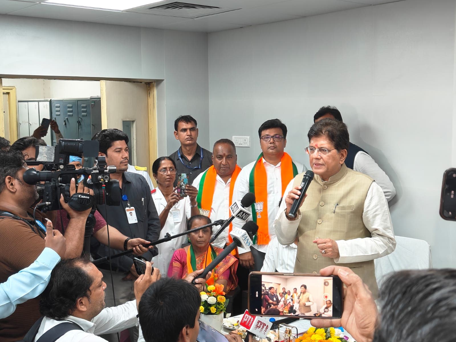 Minister Piyush Goyal addressing doctors and media